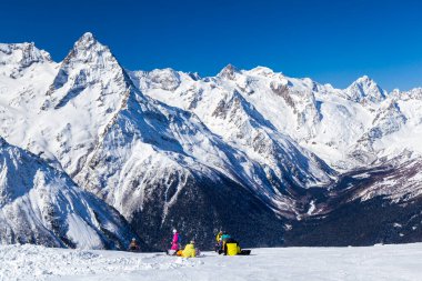 Kafkas Dağları, kış günü ufukta kayak yamacının panoramik manzarası. Dombai kayak merkezi, Batı Kafkasya, Karachai-Cthe, Rusya.