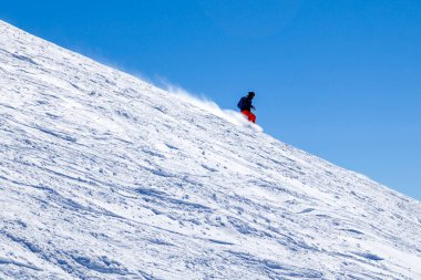 Kafkas Dağları, kış günü ufukta kayak yamacının panoramik manzarası. Dombai kayak merkezi, Batı Kafkasya, Karachai-Cthe, Rusya.
