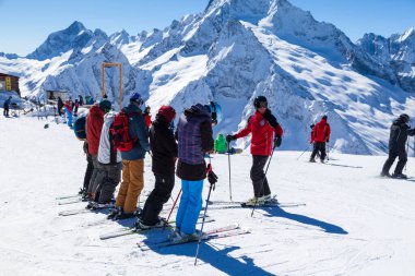 Kafkasya Dağları, Belalakaya, Sofrudzhu ve Sulakhat dağları ile kayak yamacının panoramik manzarası kış günü ufukta. Dombai kayak merkezi, Batı Kafkasya, Karachai-Cthe, Rusya-5 Mart 2021.