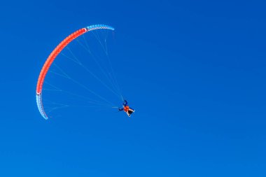 Dağlarda yamaç paraşütü yapan insanlar kışın Dombay kayak merkezinde dağın tepesinde yamaç paraşütü yapıyorlar. Aktif yaşam tarzı ve ekstrem spor macerası kavramı.