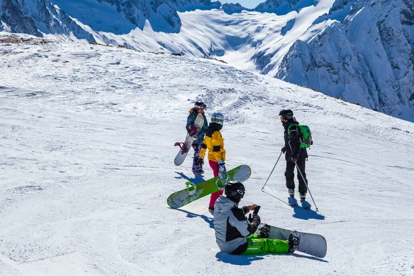 高加索山脉 冬季全景滑雪场全景 与Belalakaya Sofrudzhu和Sulakhat山在地平线上 2021年3月5日 2021年3月5日 俄罗斯卡拉恰伊 切尔凯斯 西高加索 Dombai — 图库照片