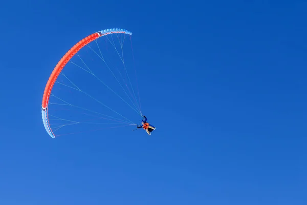 Paragliding Horách Lidé Paragliding Tandem Nad Horou Zimě Lyžařském Středisku — Stock fotografie