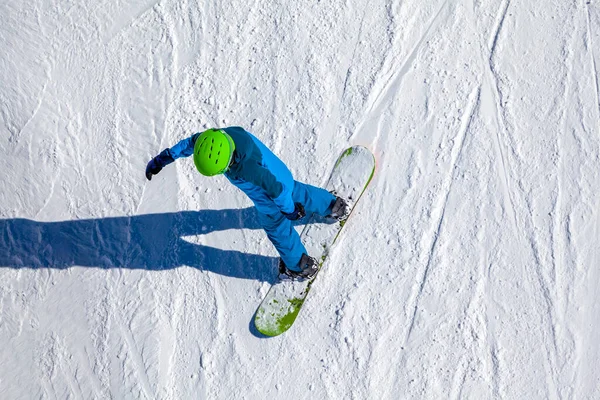 Abertura Uma Estância Esqui Jovem Snowboard Fundo Montanhas Vista Aérea — Fotografia de Stock