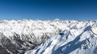 Kafkasya Dağları, Belalakaya, Sofrudzhu ve Sulakhat dağları ile kayak yamacının panoramik manzarası kış günü ufukta. Dombai kayak merkezi, Batı Kafkasya, Karachai-Cthe, Rusya.