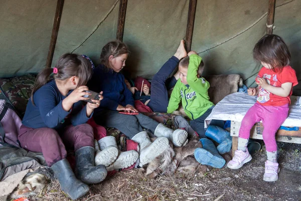 Península Yamal Extremo Norte Niños Felices Juegan Una Yurta Círculo — Foto de Stock