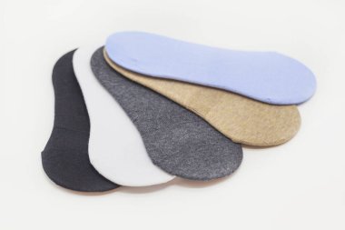 Beyaz arka planda farklı renklerde kadın çorapları.