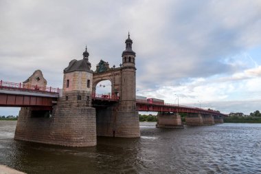 Kraliçe Louise 'in köprüsü, Kaliningrad bölgesindeki Sovetsk şehrindeki Neman nehri boyunca uzanan sınır otomobil köprüsü. Rusya, Kalininingrad Bölgesi, 1 Eylül 2021.