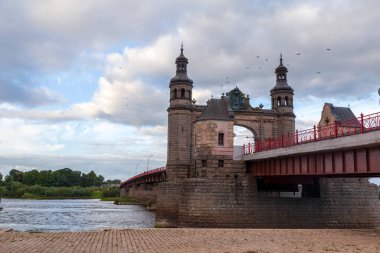Kraliçe Louise 'in köprüsü, Kaliningrad bölgesindeki Sovetsk şehrindeki Neman nehri boyunca uzanan sınır otomobil köprüsü. Rusya, Kalininingrad Bölgesi, 1 Eylül 2021.