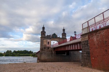 Kraliçe Louise 'in köprüsü, Kaliningrad bölgesindeki Sovetsk şehrindeki Neman nehri boyunca uzanan sınır otomobil köprüsü. Rusya, Kalininingrad Bölgesi, 1 Eylül 2021.