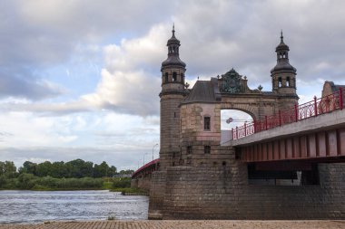 Kraliçe Louise 'in köprüsü, Kaliningrad bölgesindeki Sovetsk şehrindeki Neman nehri boyunca uzanan sınır otomobil köprüsü. Rusya, Kalininingrad Bölgesi, 1 Eylül 2021.