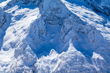 Kafkasya Dağları, Belalakaya, Sofrudzhu ve Sulakhat dağları ile kayak yamacının panoramik manzarası kış günü ufukta. Dombai kayak merkezi, Batı Kafkasya, Karachai-Cthe, Rusya.