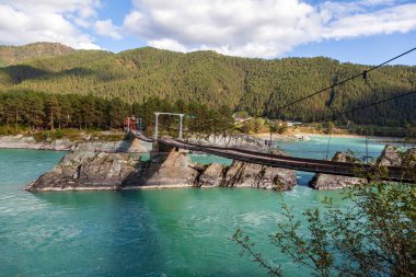 Altai Dağları, Katun Nehri, Turkuaz Nehri manzarası Katun ve Altai Dağları, Sonbahar sezonu. Kaya sırtı 