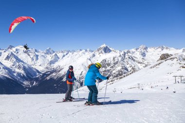 Kafkasya Dağları, Dombai kayak merkezi, Batı Kafkaslar, Karachai-Cthe Dağları, Rusya-5 Mart 2021.