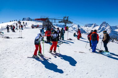 Kafkasya Dağları, Dombai kayak merkezi, Batı Kafkaslar, Karachai-Cthe Dağları, Rusya-5 Mart 2021.