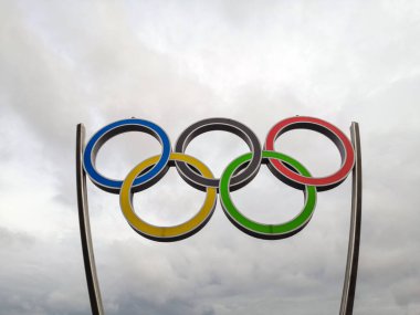 Bulutlu bir gökyüzünün arka planında Olimpiyat halkaları. Kalininingrad, Rusya, 30 Ağustos 2021