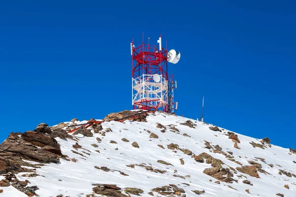 인터넷 눈덮인 꼭대기에 지대에 과푸른 하늘을 배경으로 — 스톡 사진