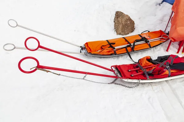 Sanki Ratownicze Alpinistów Sanki Ratownicze Pokryte Śniegiem Dla Rannych Narciarzy Zdjęcia Stockowe bez tantiem