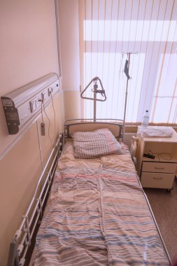 Hastane, doktor çağırma düğmesi, hasta bakımı, hasta bakımı, modern klinik. Hastane yatağının uzaktan kumandası tırabzanda asılı. Tıbbi ve hastane hizmetleri teknolojisi. Cerrahi Merkezi 