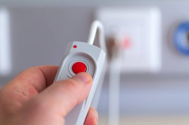Hastane, doktor çağırma düğmesi, hasta bakımı, hasta bakımı, modern klinik. Hastanenin acil durum düğmesine basılı görüntüsü..