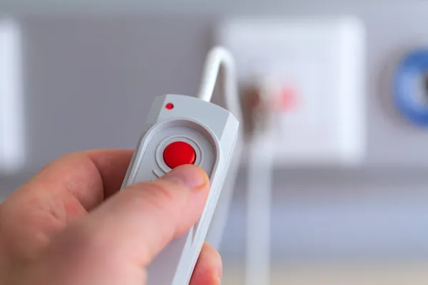 Hastane, doktor çağırma düğmesi, hasta bakımı, hasta bakımı, modern klinik. Hastanenin acil durum düğmesine basılı görüntüsü..
