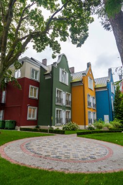 Svetlogorsk, Baltık Denizi kıyısında şehir ve denizin ötesinde manzarası olan 