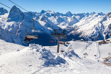 Kafkasya Dağları, Dombai kayak merkezi, Batı Kafkaslar, Karachai-Cthe Dağları, Rusya-5 Mart 2021.