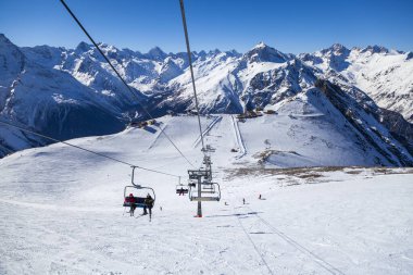 Kafkasya Dağları, Dombai kayak merkezi, Batı Kafkaslar, Karachai-Cthe Dağları, Rusya-5 Mart 2021.