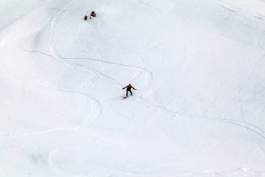 Karlı Dağlar, kayak merkezi, snowboardcu dağ yamacından iniyor, hava manzaralı.