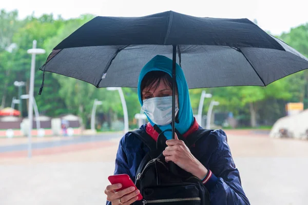 Flicka Mask Med Paraply Regnet Närbild Porträtt — Stockfoto