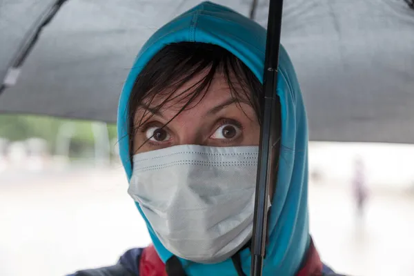 Girl Mask Umbrella Rain Close Portrait — Stock Photo, Image