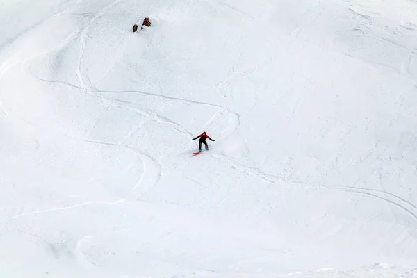 Snowy Mountains Ośrodek Narciarski Snowboardzista Schodzi Góry Widok Lotu Ptaka — Zdjęcie stockowe