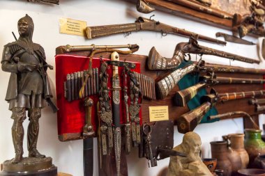 14-15 yüzyılın antika eşyaları, Kabardinka köyündeki Eski Park 'ta farklı dönemlere ait silahlar, tatil beldesi Gelendzhik, Rusya, 23 Ağustos 2021