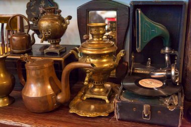 14-15 yüzyılın antika eşyaları, Kabardinka köyündeki Eski Park 'ta farklı dönemlere ait silahlar, tatil beldesi Gelendzhik, Rusya, 23 Ağustos 2021