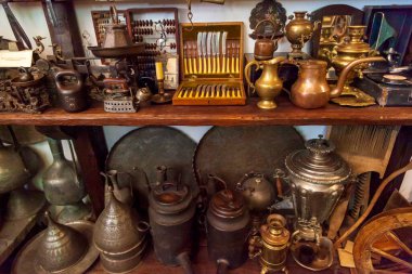 14-15 yüzyılın antika eşyaları, Kabardinka köyündeki Eski Park 'ta farklı dönemlere ait silahlar, tatil beldesi Gelendzhik, Rusya, 23 Ağustos 2021