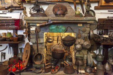 14-15 yüzyılın antika eşyaları, Kabardinka köyündeki Eski Park 'ta farklı dönemlere ait silahlar, tatil beldesi Gelendzhik, Rusya, 23 Ağustos 2021