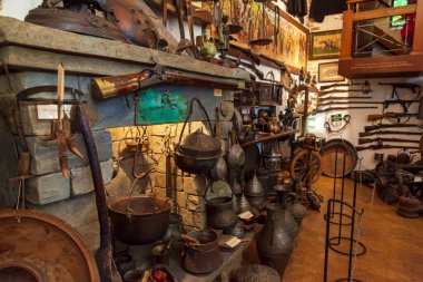 14-15 yüzyılın antika eşyaları, Kabardinka köyündeki Eski Park 'ta farklı dönemlere ait silahlar, tatil beldesi Gelendzhik, Rusya, 23 Ağustos 2021