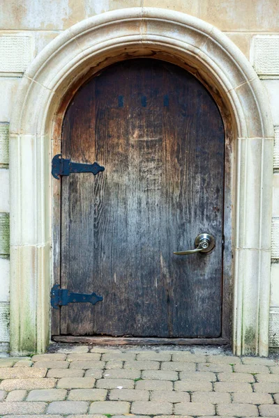 ヴィンテージアンティークの城門 古代の閉鎖 黒鉄金属ドアの門 — ストック写真