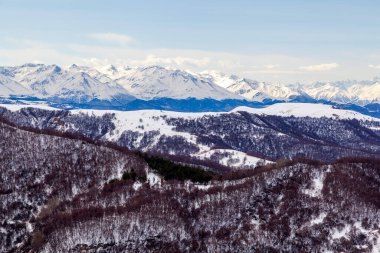 Elbrus 'un Karachay' sız yoldaki görüntüsü, bir kış günü, 