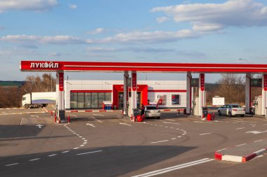 Lukoil benzin istasyonunda yakıt ikmali yapan arabalar. Rusya, 17 Nisan 2021