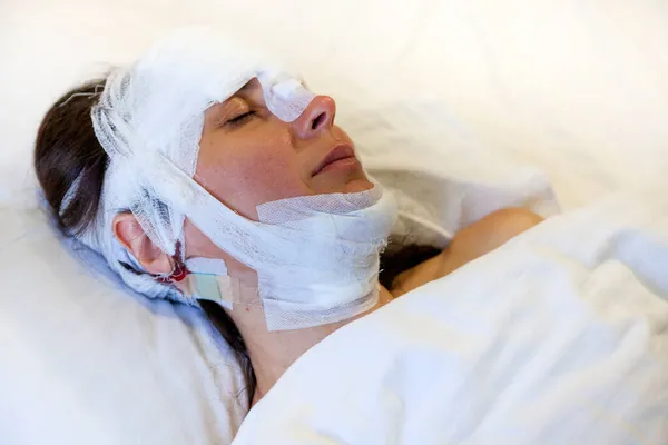 Seorang Gadis Setelah Operasi Dengan Perban Kepala Terletak Tempat Tidur — Stok Foto