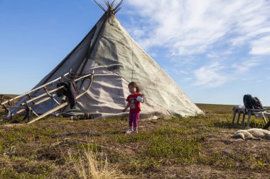 En kuzeyde Yamal, Nenets halkının geçmişi, kuzeydeki insanların evi, tundrada yurdun yakınlarında oynayan bir kız.
