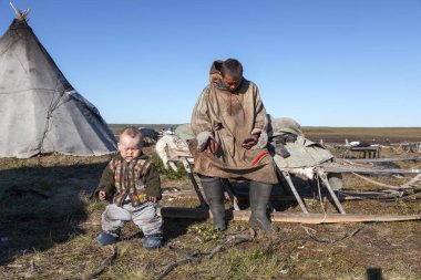 Kuzeydeki küçük insanların yaşamı ve günlük yaşamı, Nenet 'lerin evi, ren geyiği kampı. Nadym, Rusya - 4 Temmuz 2021