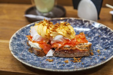 Somon ve marullu haşlanmış yumurta, tuzlu somon ve sebzeli haşlanmış yumurta salatası.,