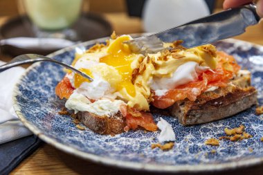 Somon ve marullu haşlanmış yumurta, tuzlu somon ve sebzeli haşlanmış yumurta salatası.,