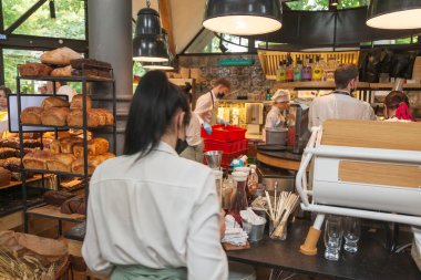 Tiyatro, kafe-pastane. 