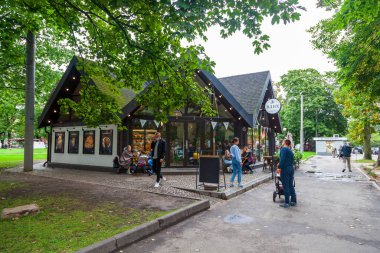 Tiyatro, kafe-pastane. 