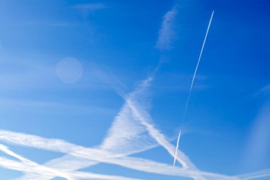 Uçaklardan tehlikeli virüsler püskürten kimyasal izler, uçaklardan gelen hat izleyicileri...