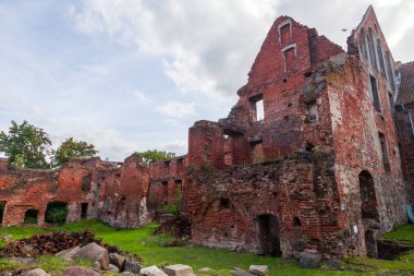 Güney Insterburg kale duvarı - 14. yüzyılın Kalininingrad bölgesindeki Chernyakhovsk şehrindeki Düzen kalesi.