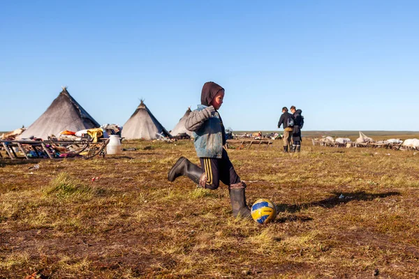 툰드라 지대의 북쪽에 인들의 축구를 아이들 툰드라 지대에서 축구를 소년들이 — 스톡 사진