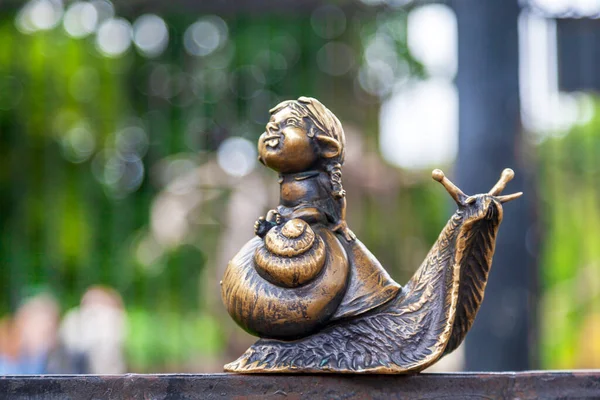Kaliningrad Homlins Bronzen Sculptuur Van Een Homlin Meisje Met Gebreide — Stockfoto